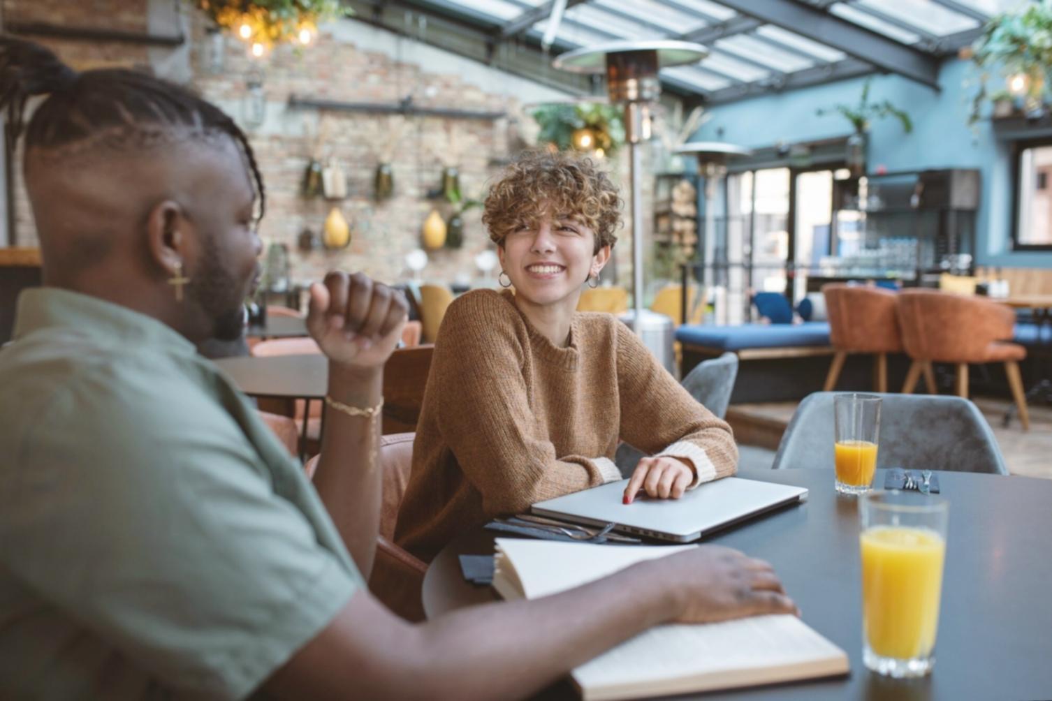 Mesa de trabajo con documentos financieros, calculadora y análisis de ratios empresariales