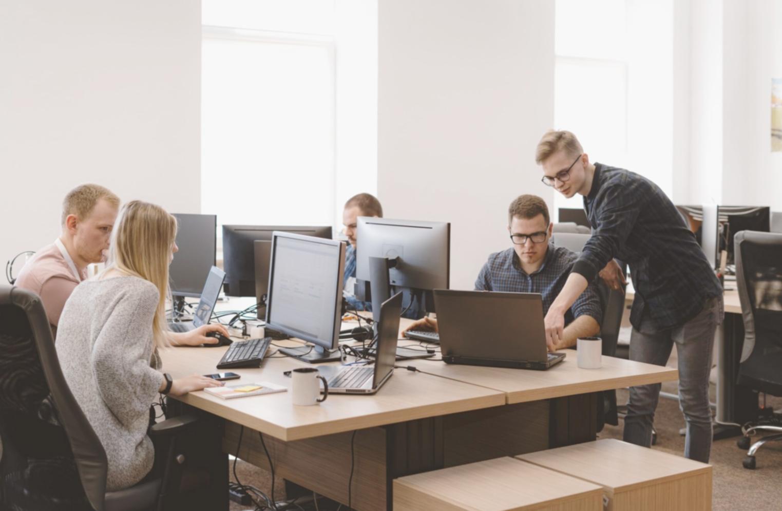 Análisis financiero con gráficos y documentos sobre mesa de trabajo