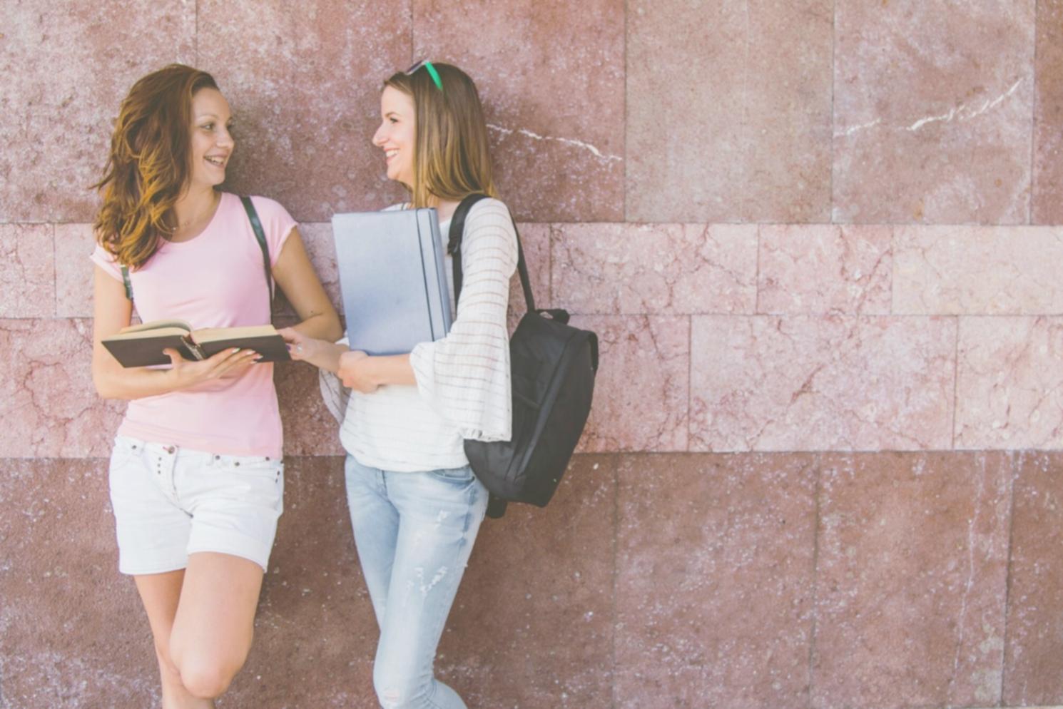 Reunión de trabajo con empresarios analizando indicadores financieros