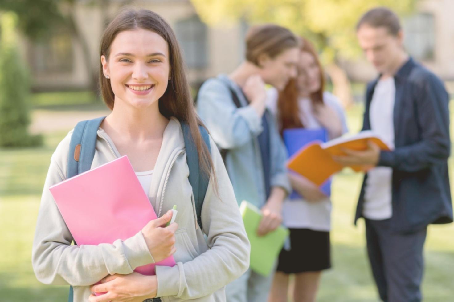 Gráficos financieros y análisis de tendencias en pantalla de computadora