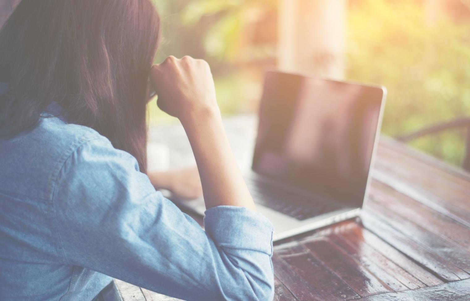 Estudiantes trabajando con análisis financieros y hojas de cálculo en clase práctica